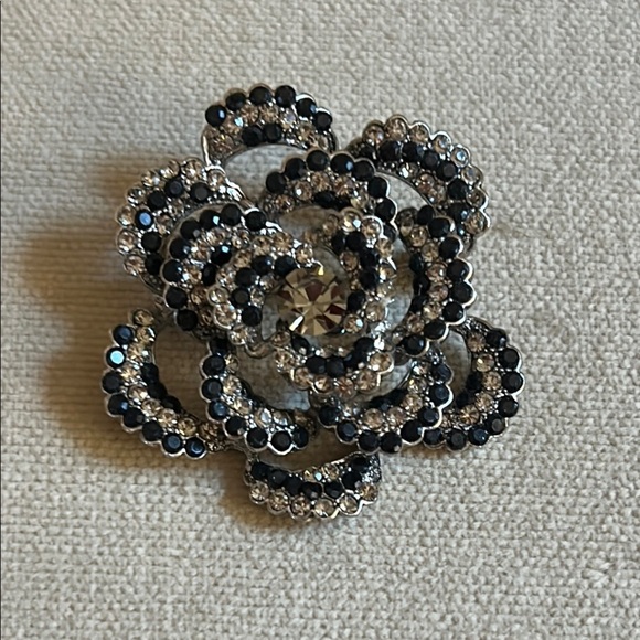 Elegant Black and Silver Floral Brooch - Picture 1 of 4